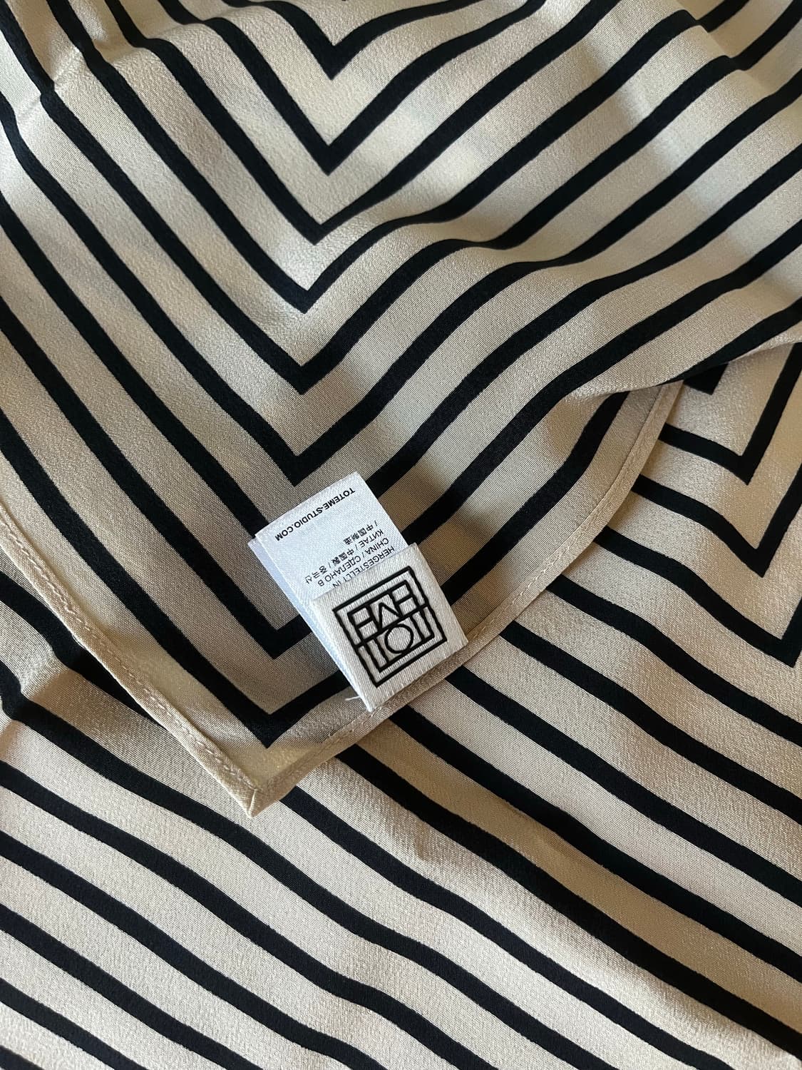 TOTEME 토템 모노그램 실크 스카프 상품이미지5