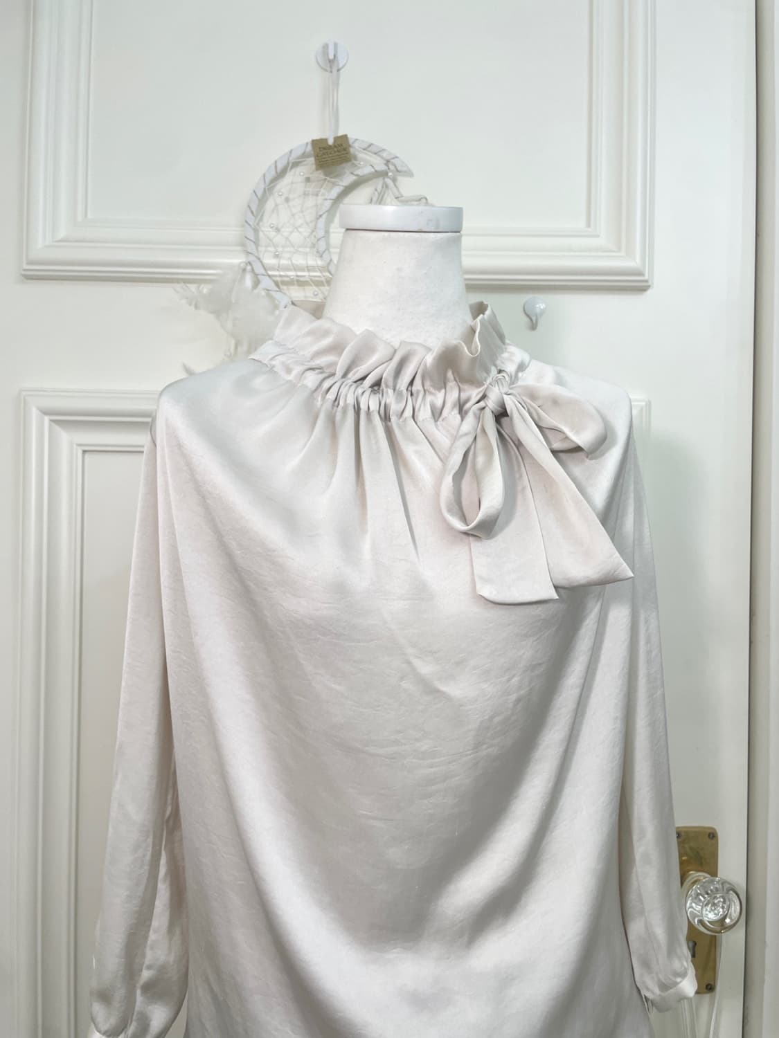 beigeivory satin neck shirring bow beaut 상품이미지5