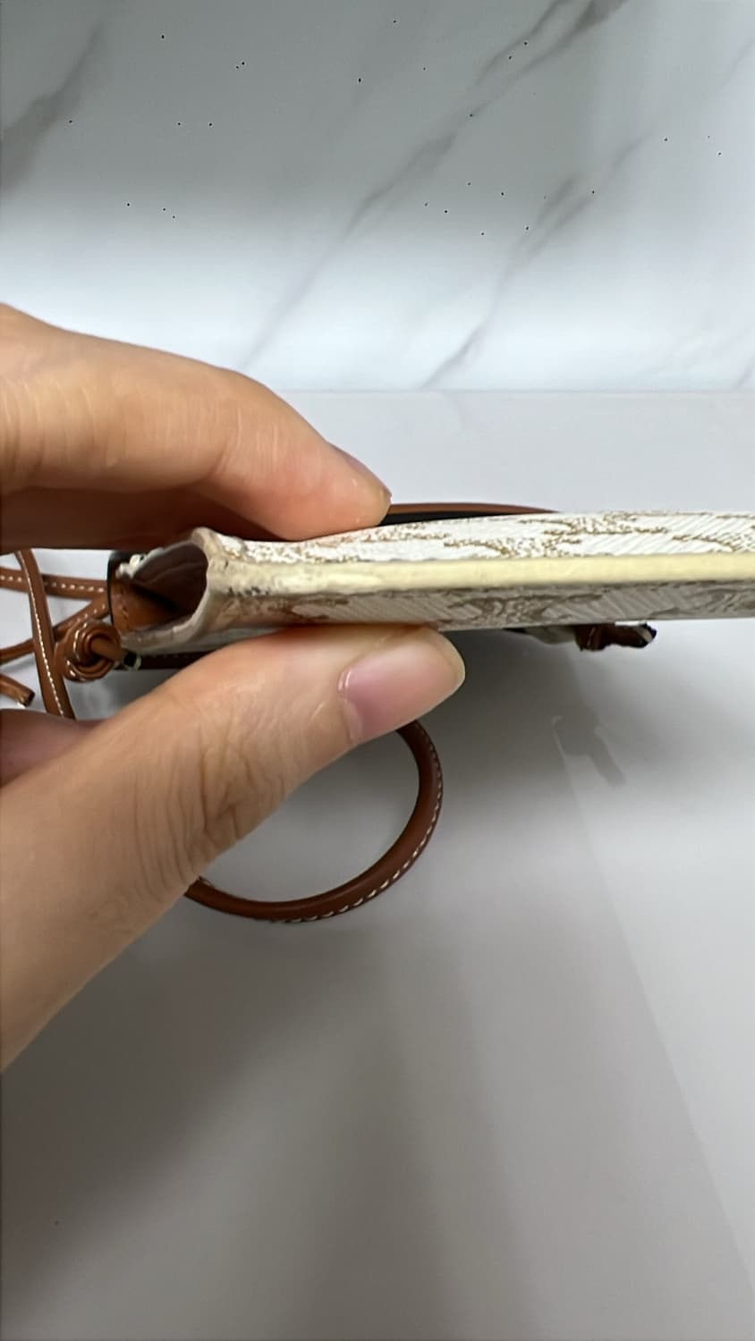 셀린느 트리오페 화이트 폰홀더백 상품이미지3