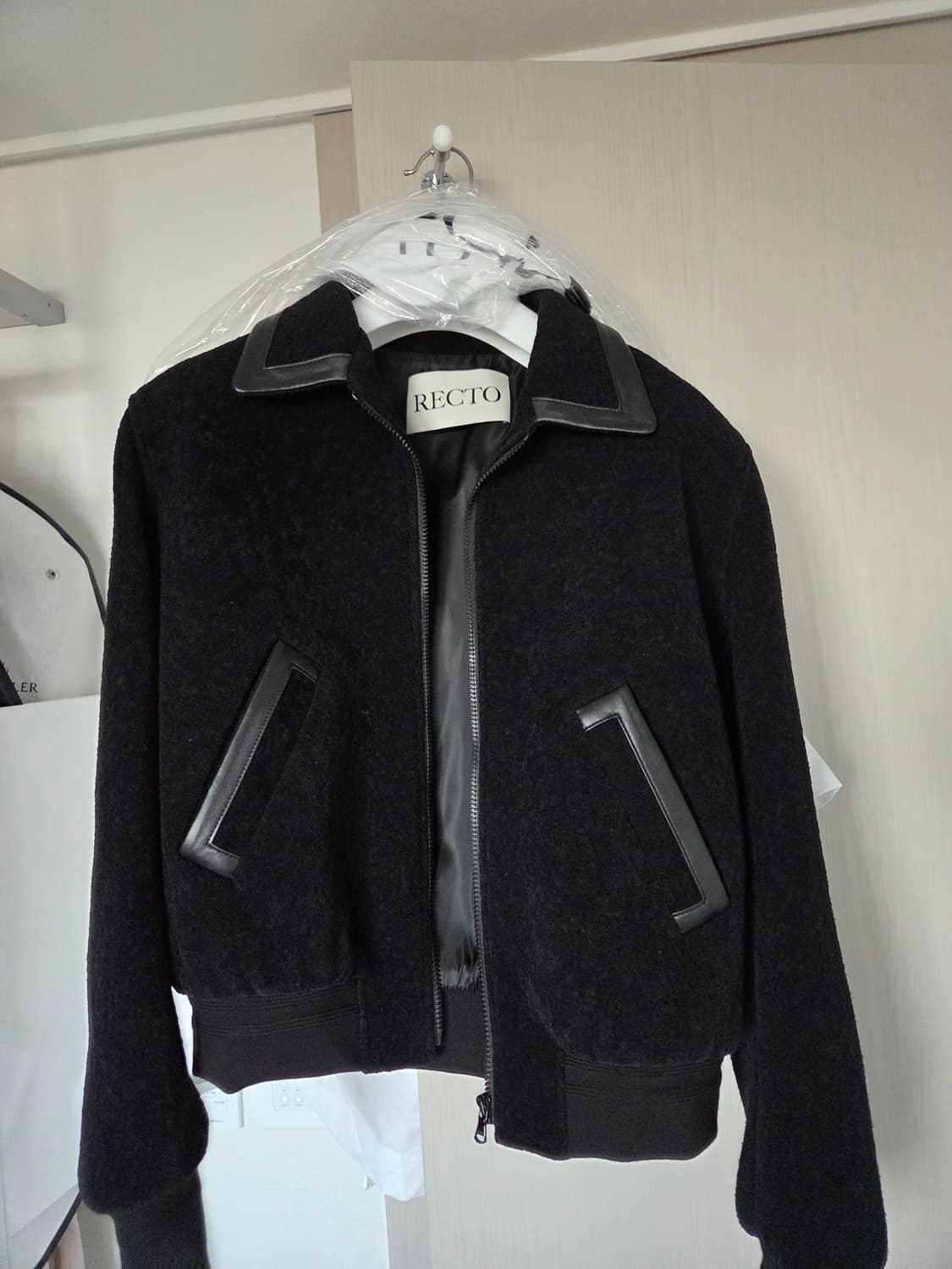 렉토 콘트라스트 봄버 자켓 M사이즈 판매합니다. 상품이미지1