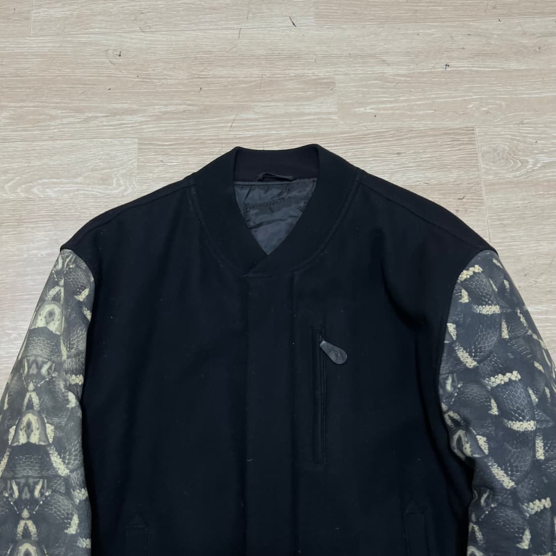 마르셀로불론 스네이크 패턴 배색 스타디움 바시티 자켓 [블랙] L/100 상품이미지2