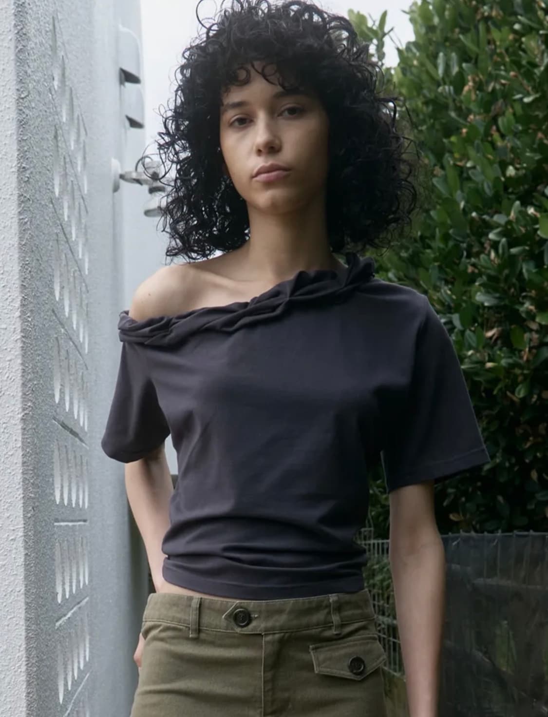 Kijun 기준 Twist One-Shoulder Top Charcoal 상품이미지1