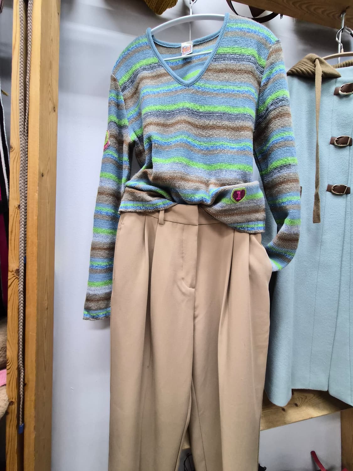 오일릴리 브이넥니트. 자라 핀턱슬랙스 상품이미지1