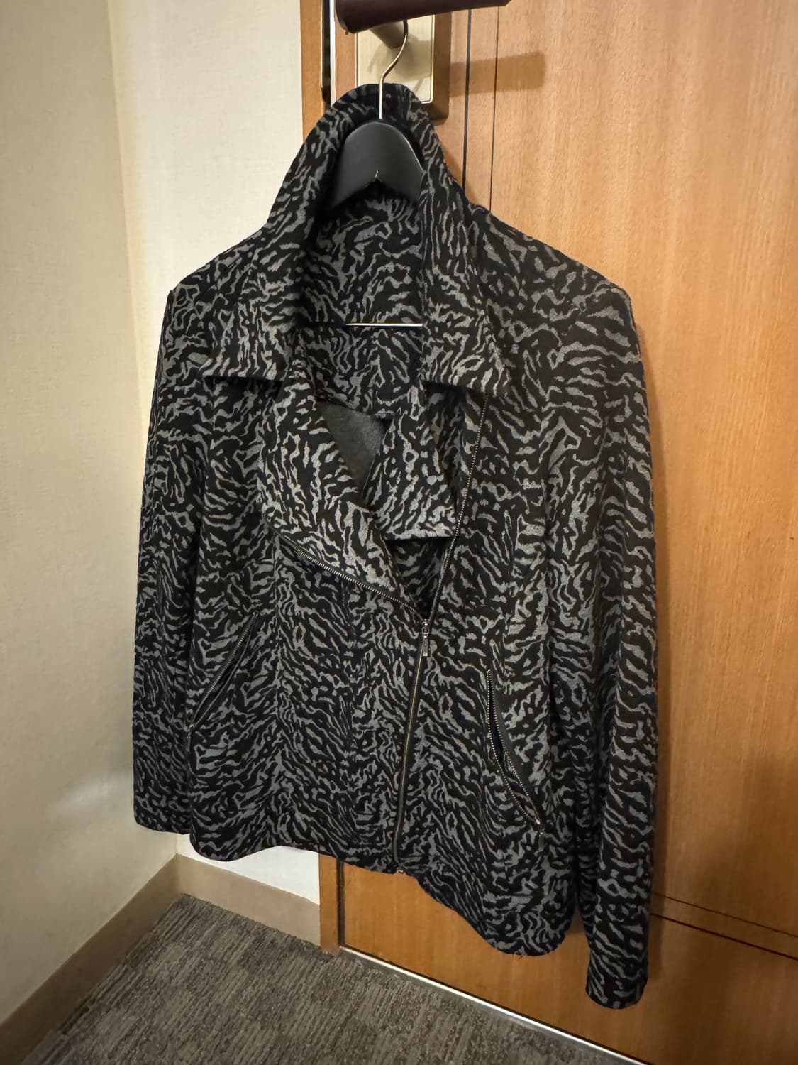 애니멀 프린트 패턴 라이더 비대칭 사선 쟈켓 상품이미지3