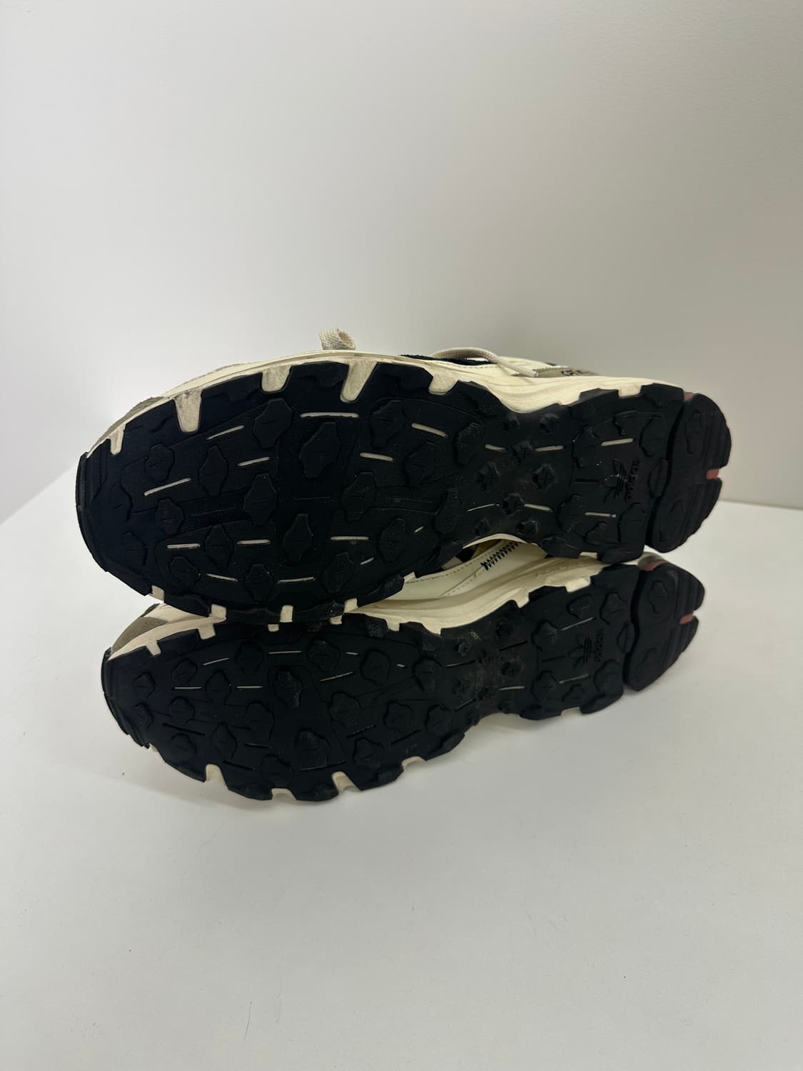 아디다스 x 송 포 더 뮤트 쉐도우터프 코어 블랙 300(5회 미만 착) 상품이미지3