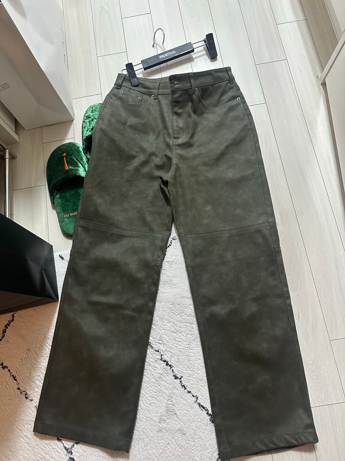 Wellbeing express 비건 레더팬츠 상품이미지9