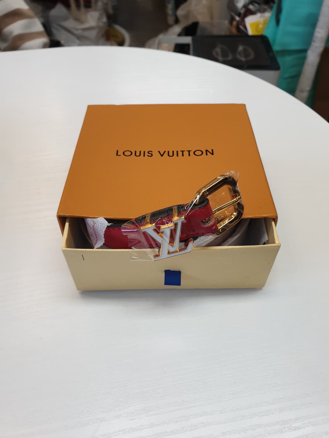 루이비통 여성 화이트 버클 레드 벨트 새상품✅️ 상품이미지1