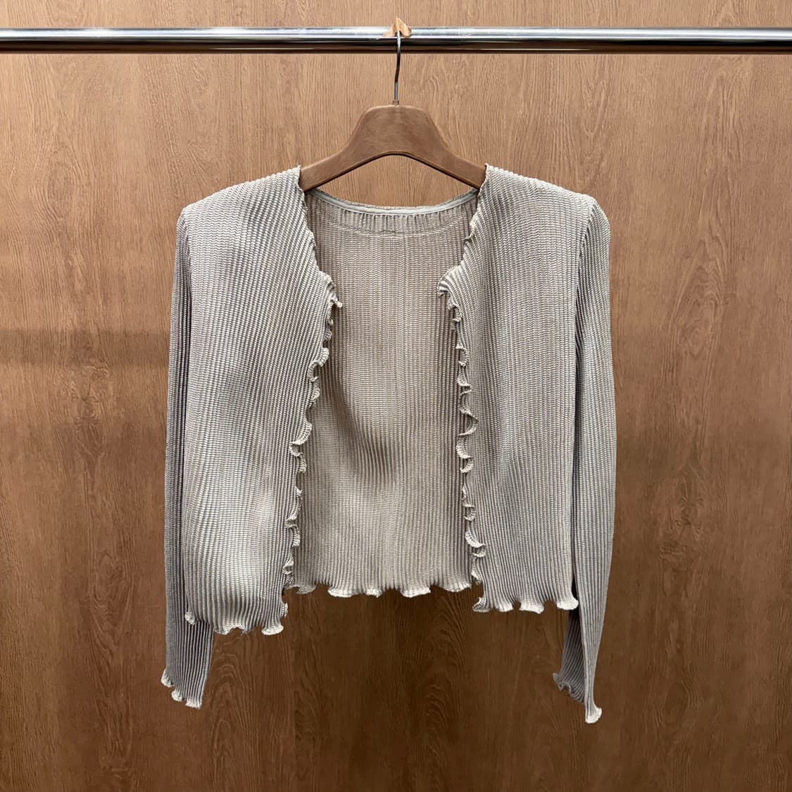 스피치오 크롭 가디건 플리츠 오픈형 웨이브 컷 내추럴 프릴 디테일 베이지 상품이미지2