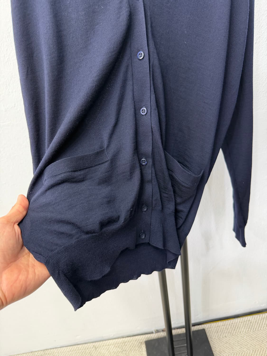 정품) 프라다 신형 루즈핏 네이비 가디건 40 상품이미지4