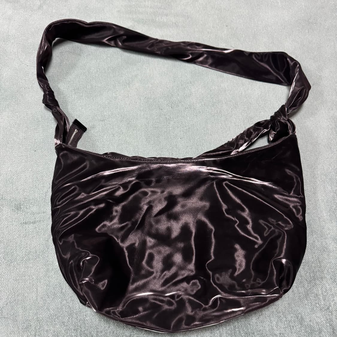 아코크 글로시 하프문 크로스백 블랙 상품이미지2