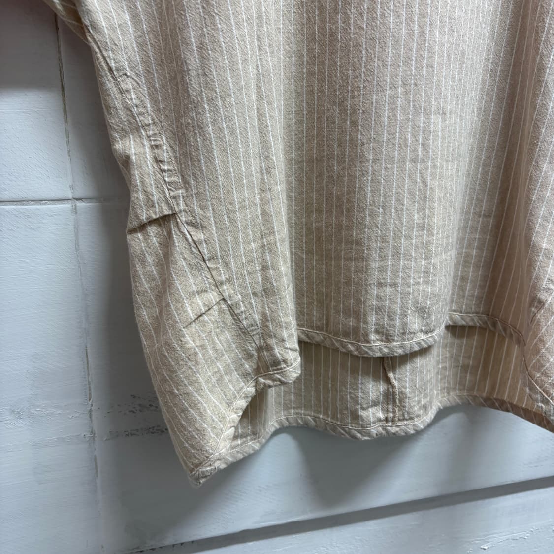 스트라이프 언발 셔링 러블리 모리 반팔 블라우스 상품이미지3