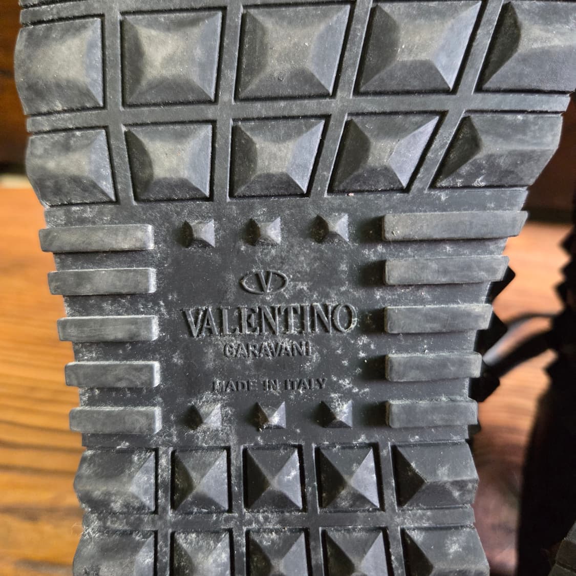 발렌티노 가라바니 락러너 로우탑 블랙 스니커즈 상품이미지9