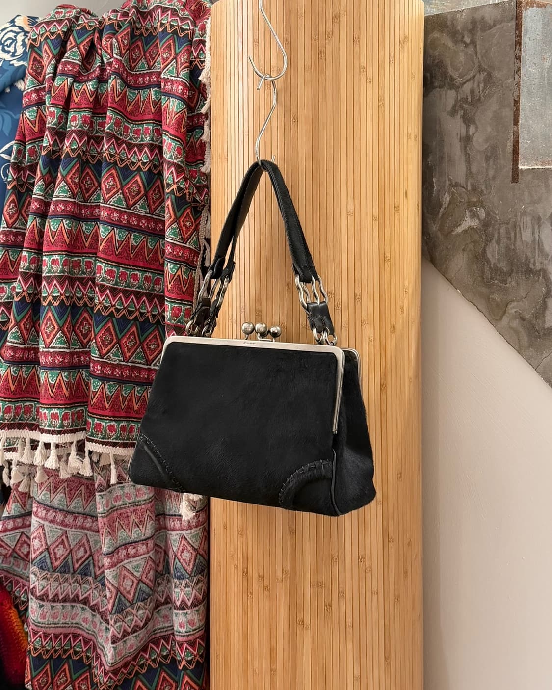 버버리 블랙 헤어칼프 볼 클로저 숏 스트랩 숄더백 상품이미지1