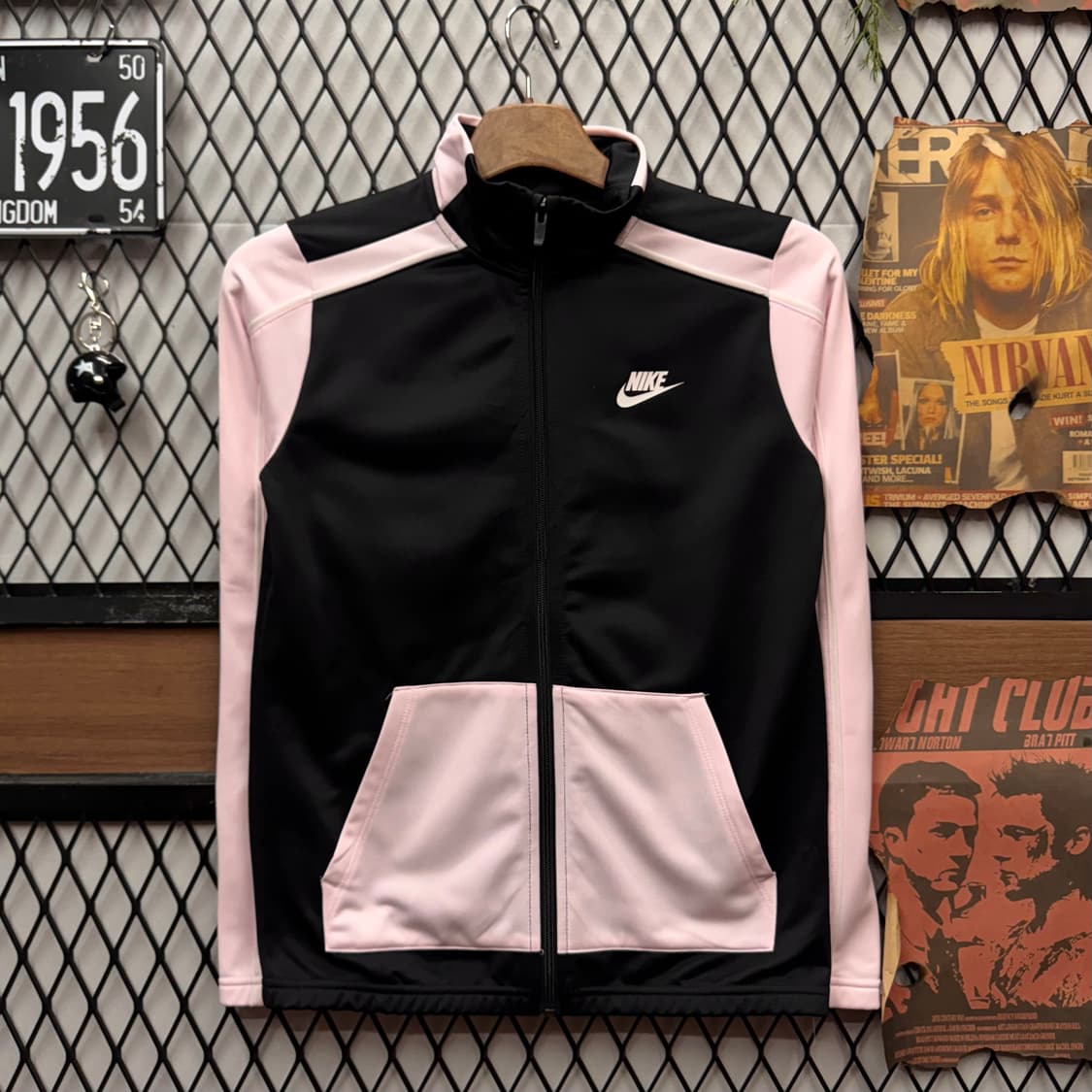 나이키 스포츠웨어 푸추라 트랙수트 전면 로고 포인트 블랙 핑크 상품이미지1