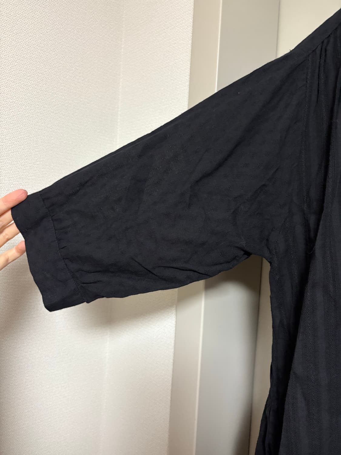 cloudnine 자개 버튼 블라우스 상품이미지4