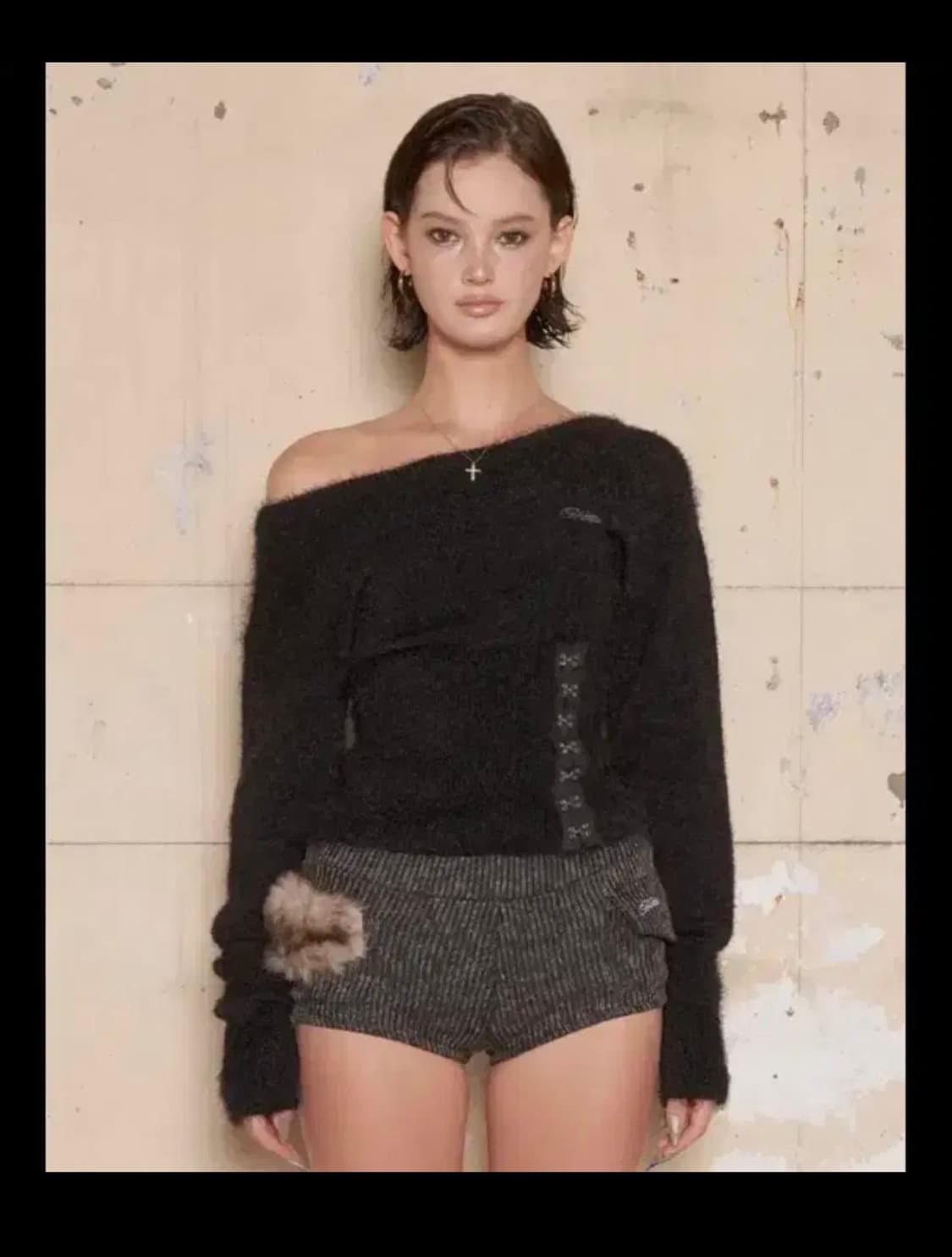 힐다 HILLDA 플러피 코르셋 원숄더 니트 블랙 상품이미지1