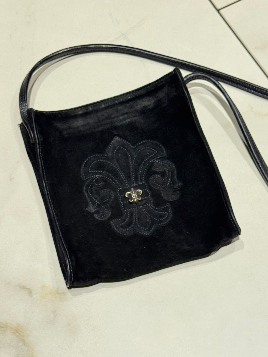 크롬하츠 스웨이드 플레어 참 크로스백 상품이미지1