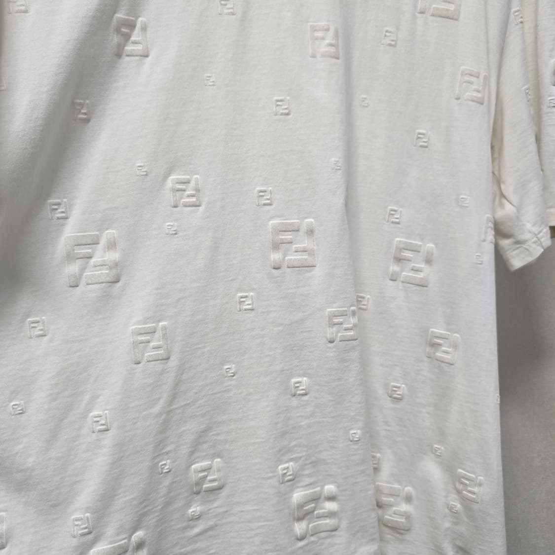 펜디 FF 멀티 로고 반팔 티셔츠 L사이즈 100 판매 상품이미지2