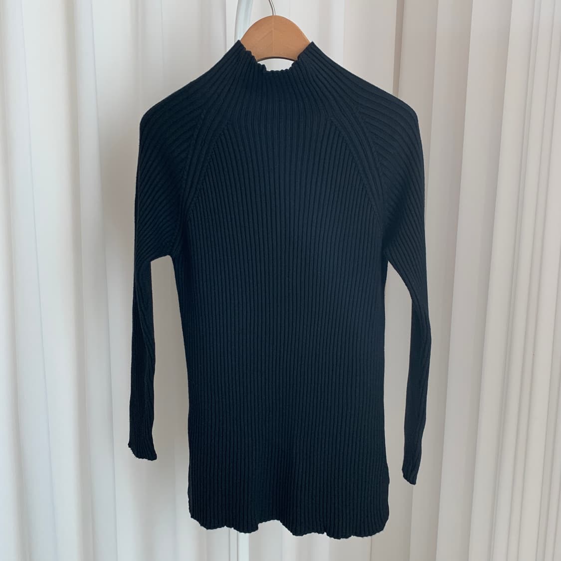 반폴라 옆트임 버튼조절 골지 슬림 블랙 니트 상품이미지4