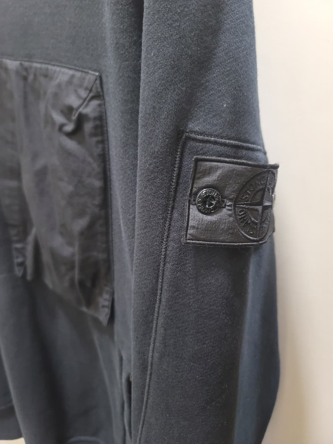 스톤아일랜드 쉐도우프로젝트 블랙 포켓 후드티 상품이미지2