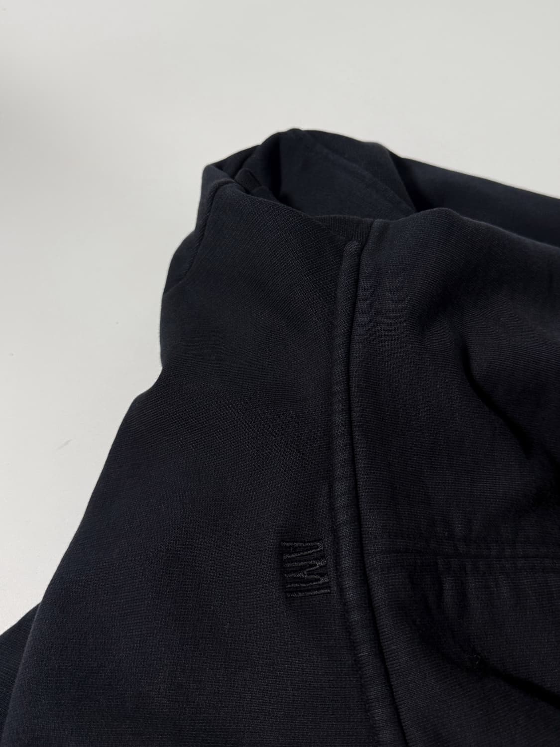 아미 루즈핏 하트로고 블랙 스웻 후드 상품이미지5