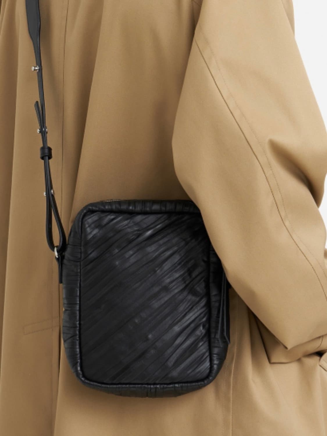 creased mini leather bag 상품이미지1
