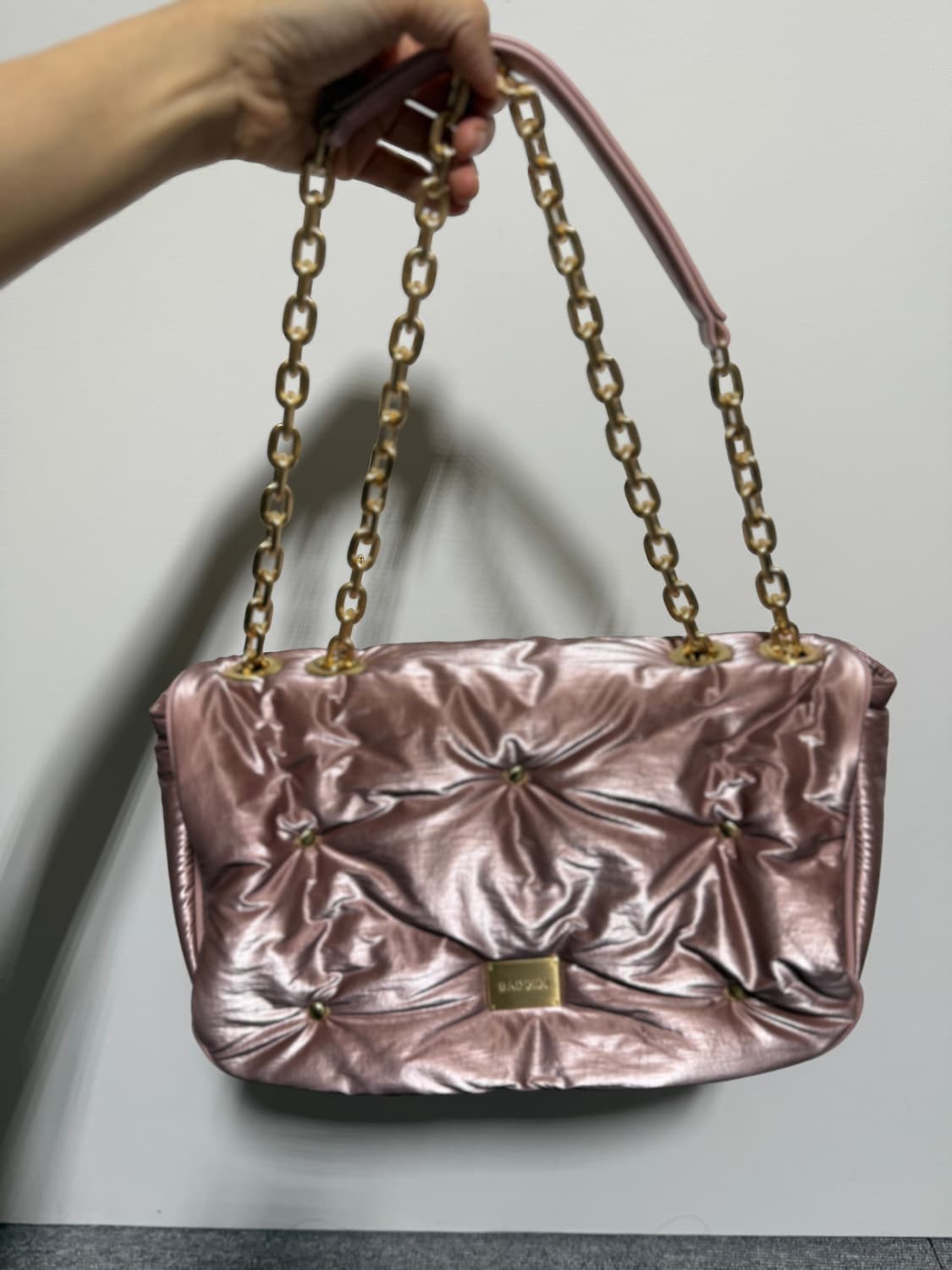 배드지지 체인 쿠션백 핑크 상품이미지1