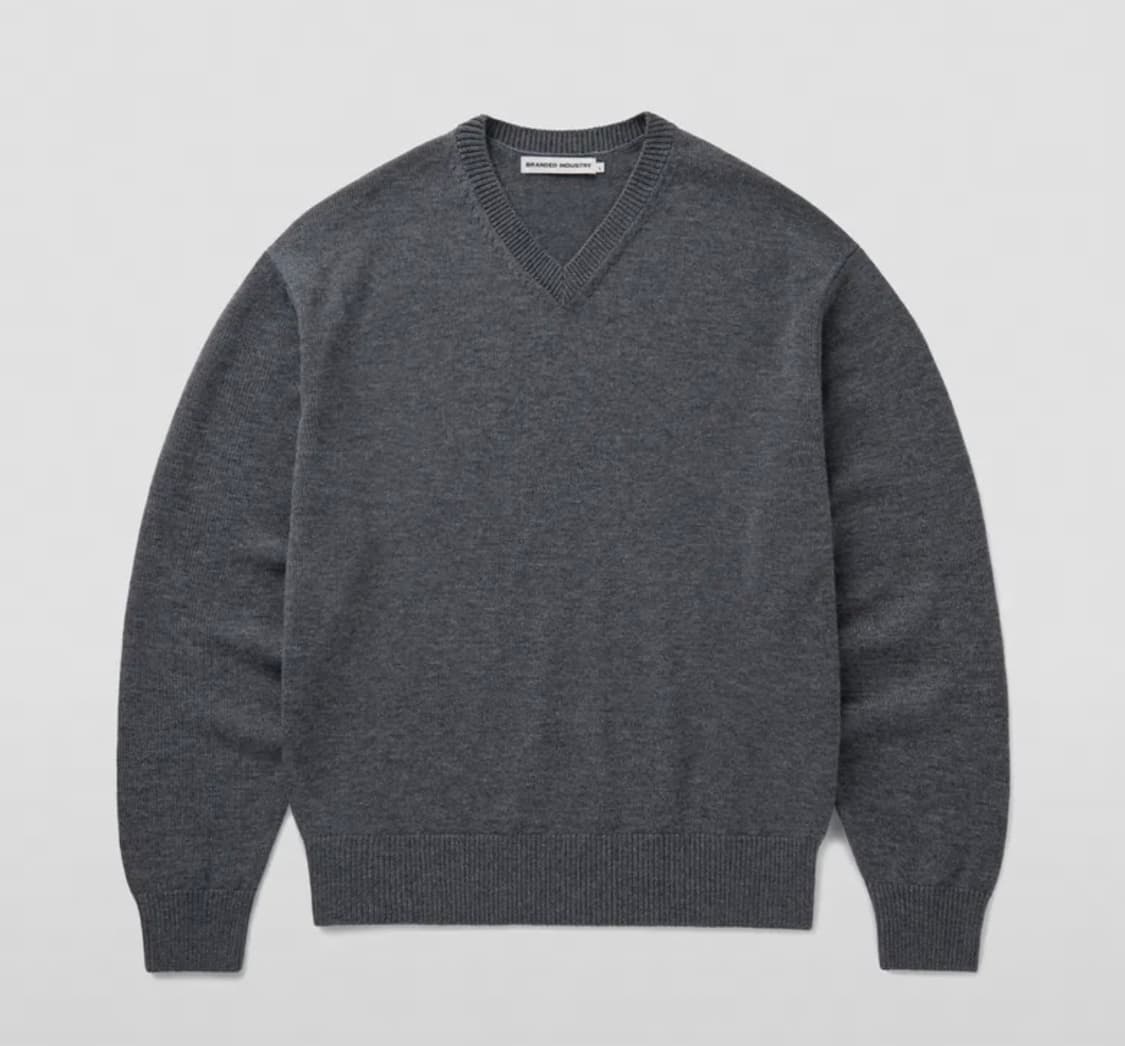 [M] 브랜디드 브이넥 니트 차콜 클라우드 슈퍼 파인 상품이미지1