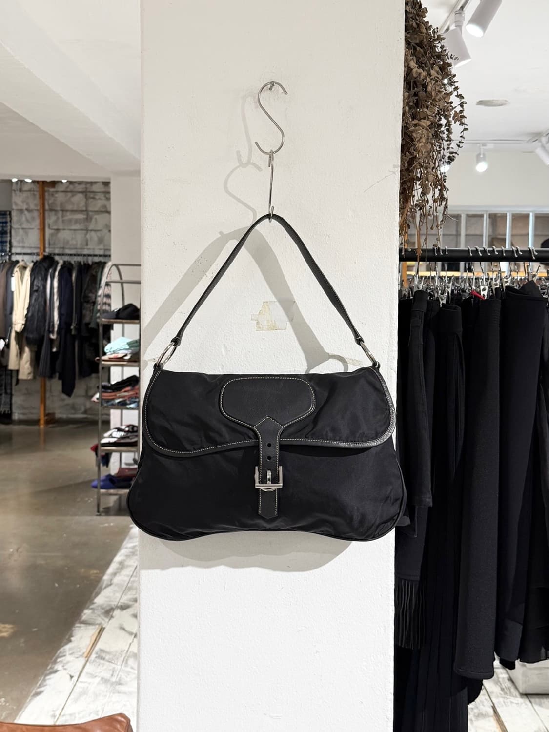 프라다 블랙 테수토 플랩 나일론 숄더백  상품이미지2