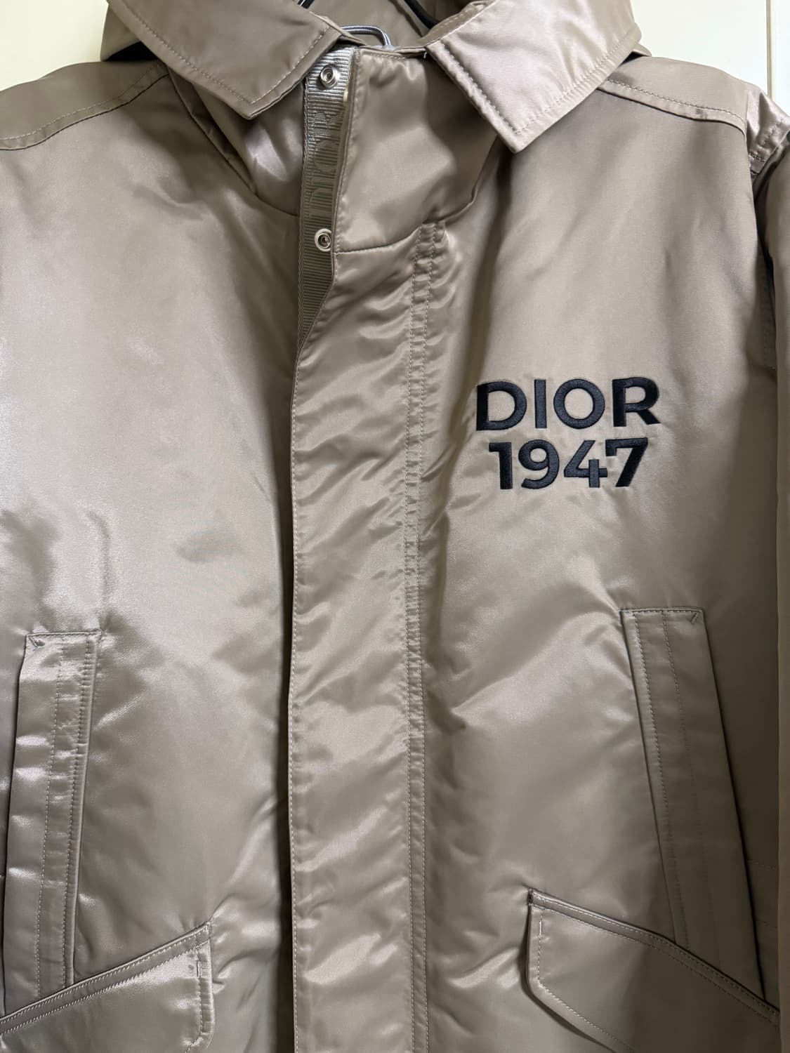 디올(Dior) 1947 후드 파카 베이지 테크니컬 트윌 48 상품이미지3