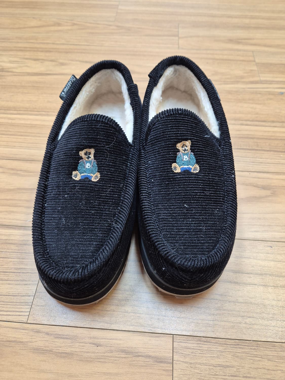 귀여운 곰돌이 자수가 있는 베어파우 털 슬리퍼입니다. 코듀로이 재질이라  상품이미지1