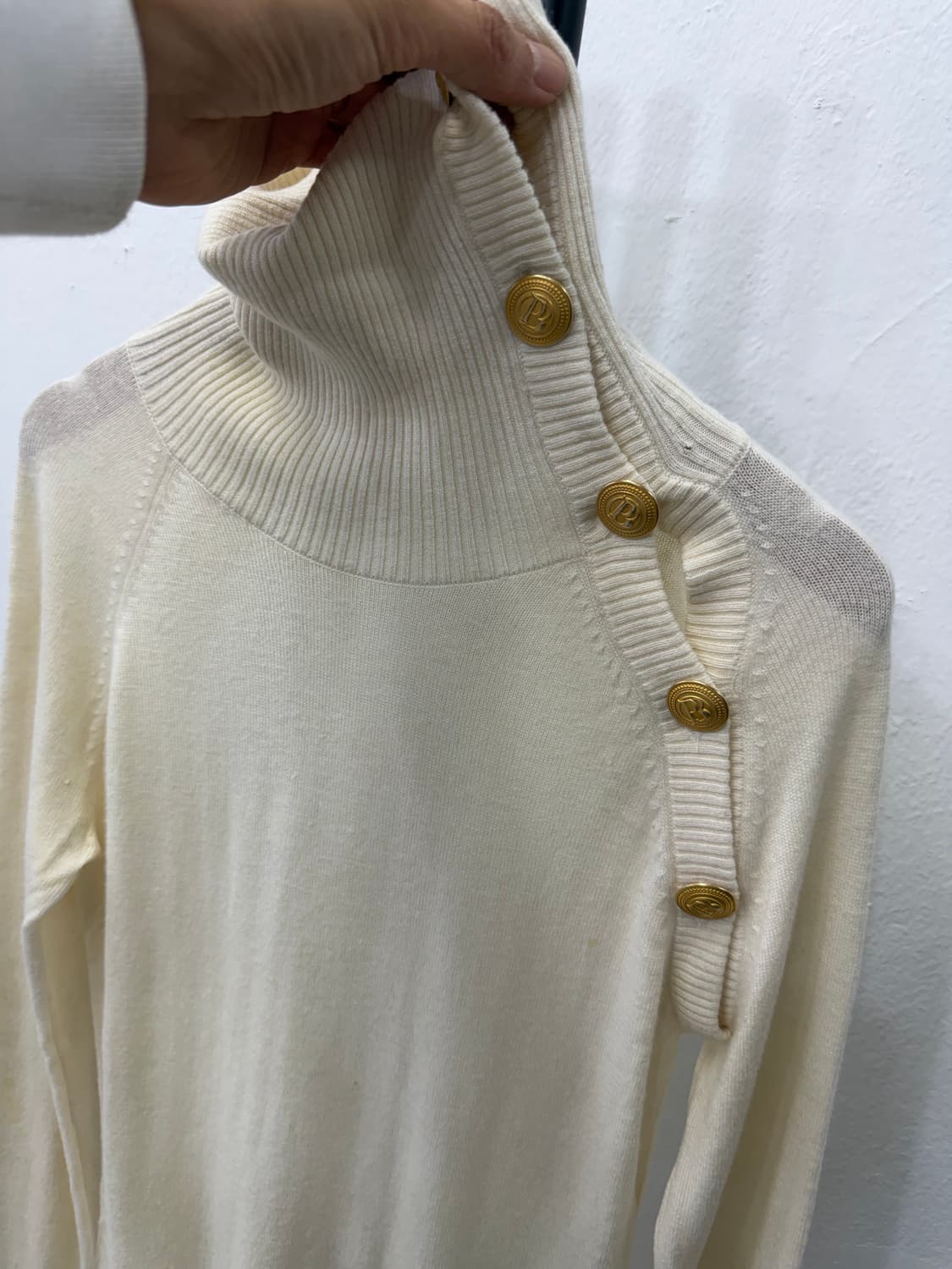 매장판정품) 피에르발망 여성 금장 버튼 터틀넥니트 36 상품이미지3