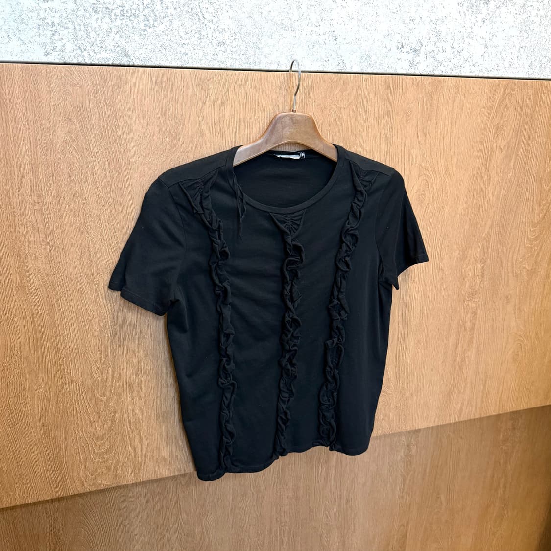 빈티지 라운드넥 반팔 티셔츠 프릴 디테일 레귤러핏 블랙 상품이미지1