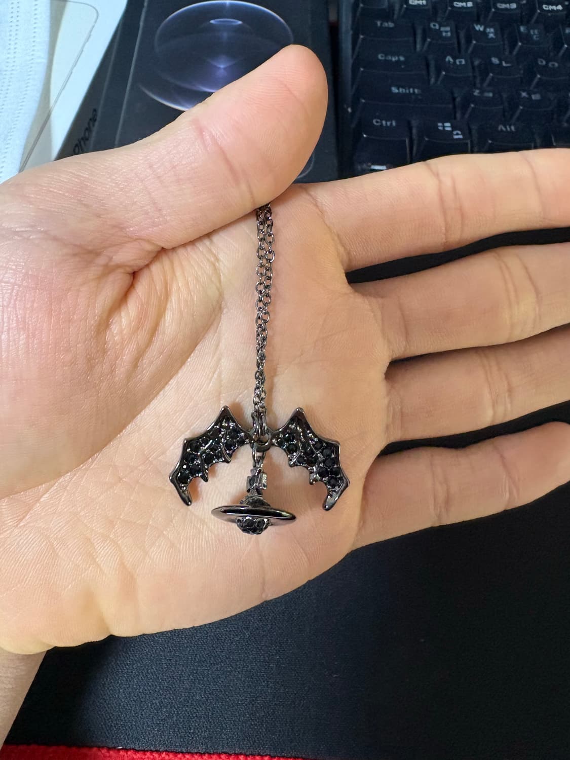 비비안웨스트우드 박쥐 목걸이 판매합니다 상품이미지2