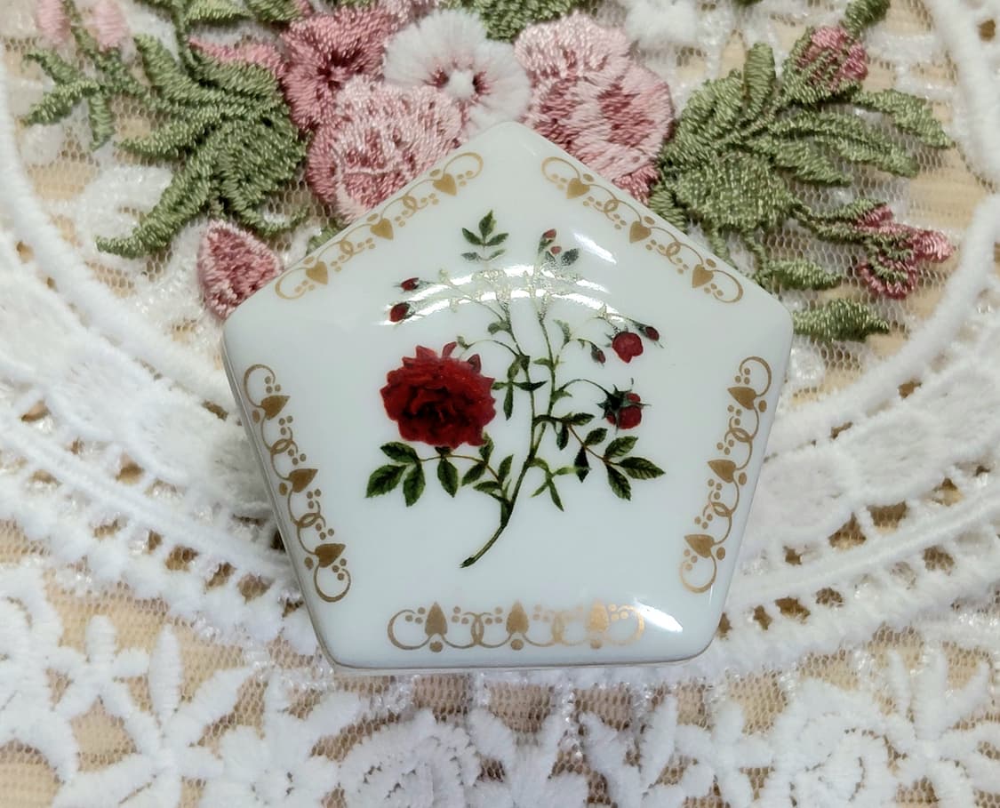 Vintage) 빈티지 로즈 문양 펜타곤 쉐입 화이트 도자기 소품함 상품이미지1