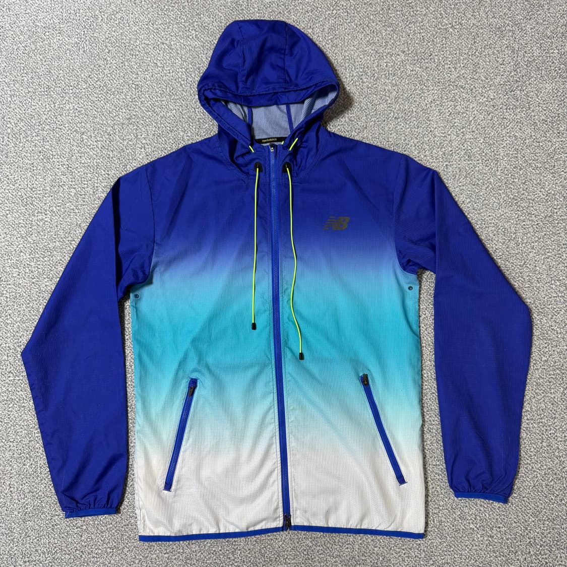 뉴발란스 러닝용 바람막이 M 상품이미지1