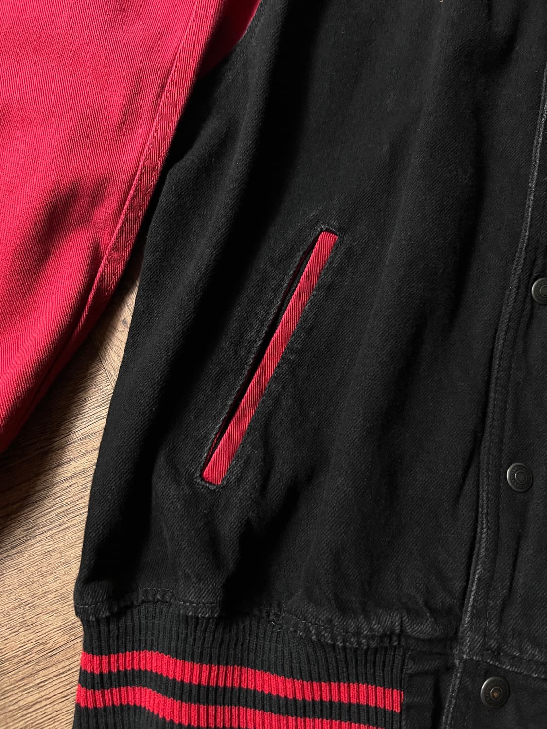 [L]Made in Canada 블랙 레드 데님 바시티 자켓 상품이미지5