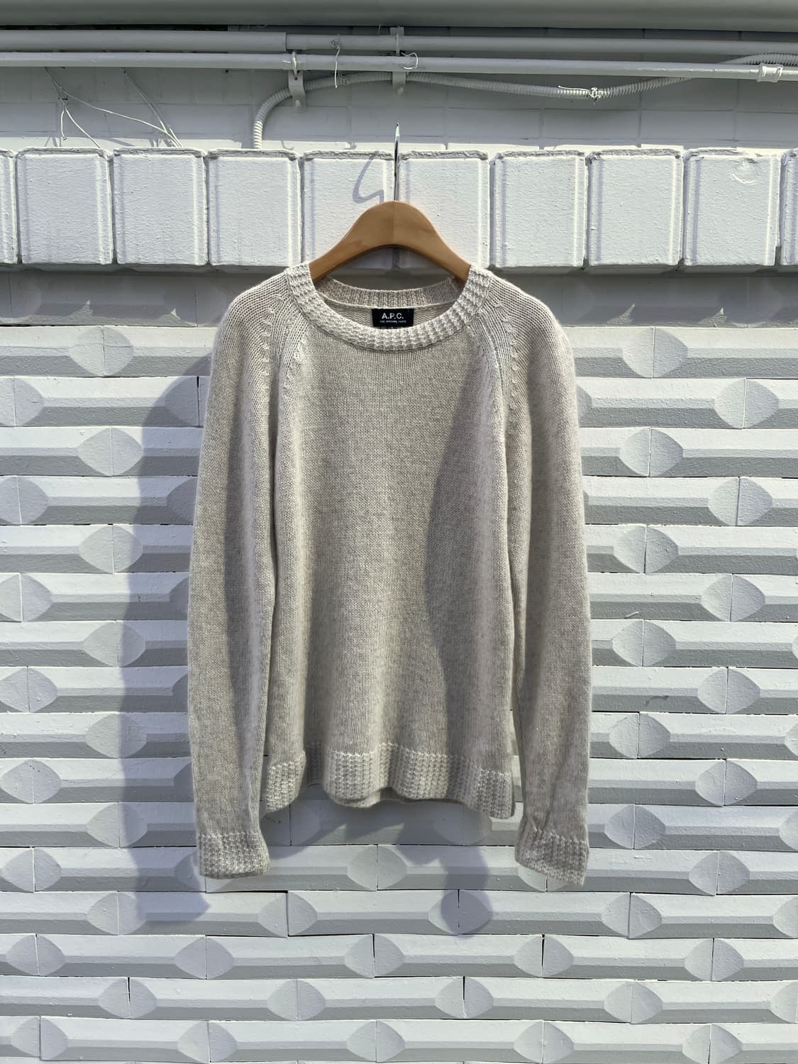 아페쎄 미니멀 라운드넥 긴팔 니트 레글런 슬리브 립 짜임 디테일 아이보리 상품이미지1