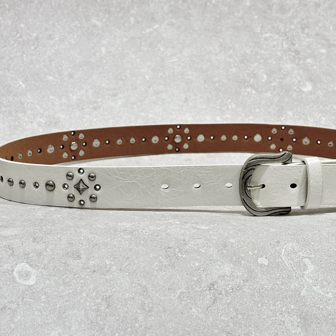 Oribell 락스터드 아일렛 크랙 가죽 볼드 벨트 상품이미지1