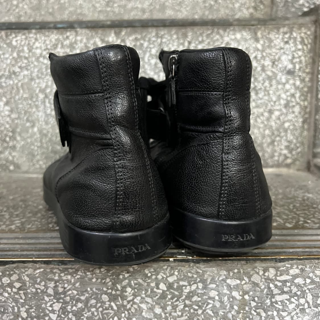 프라다 블랙 레더 벨크로 하이탑 스니커즈 상품이미지3