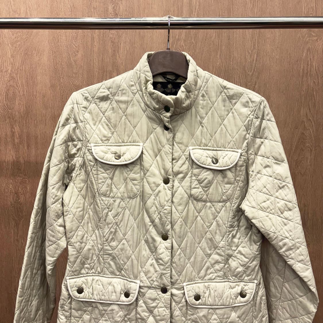 바버 경량 퀄팅 자켓 스냅 버튼 플랩 포켓 디테일 아이보리 상품이미지4