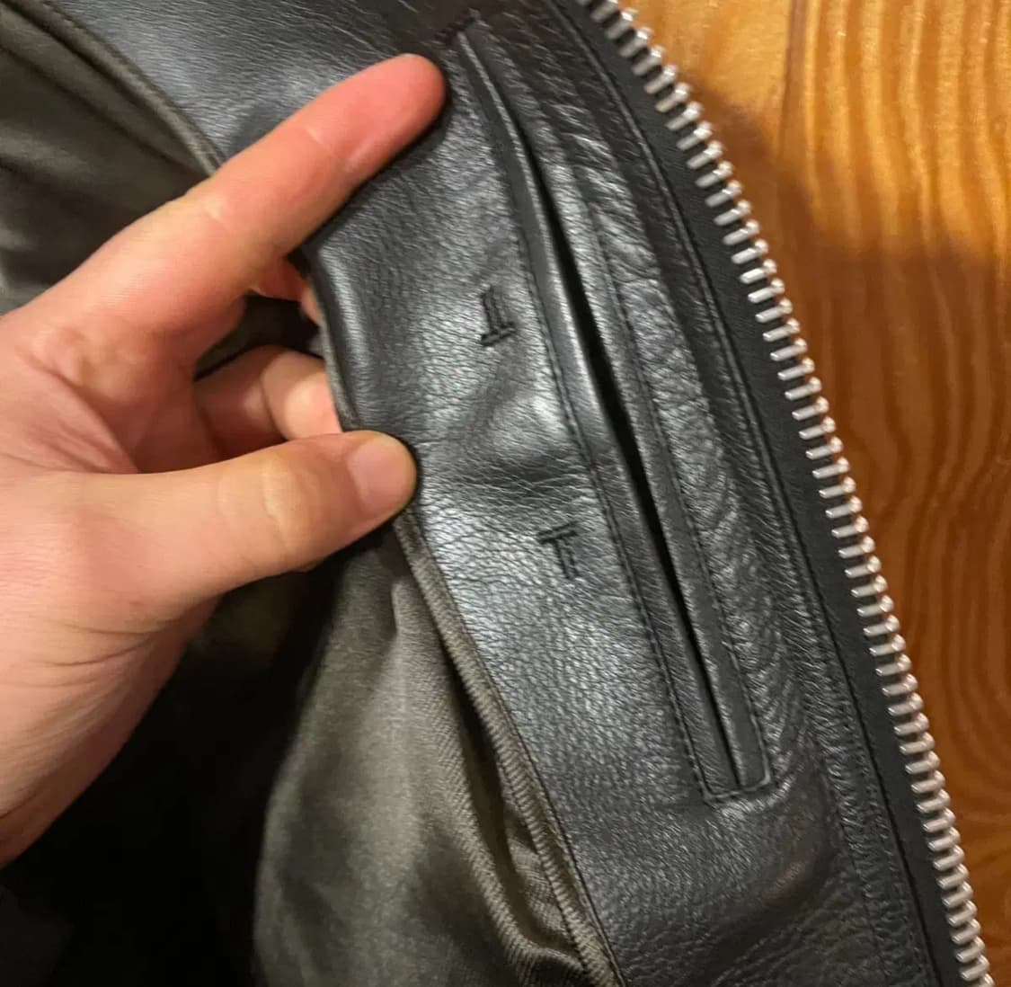 톰포드 블랙 래더 시어링 자켓 판매 합니다. 상품이미지9