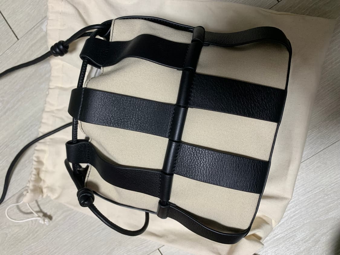 헤레우 리네라백 블랙 새상품 (정가 710,000원) 네모세모님 착용 상품이미지9