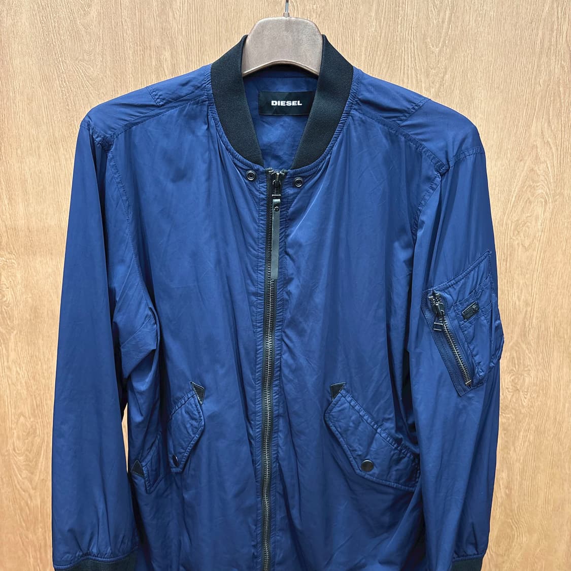 디젤 나일론 유틸리티 봄버 자켓 투웨이 지퍼 소매 포켓 디테일 네이비 상품이미지4