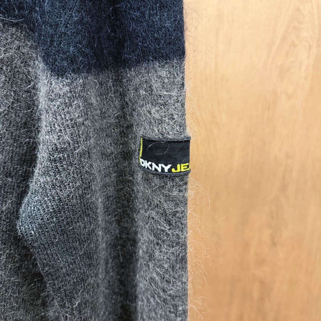 도나카란 뉴욕 라운드넥 니트 블랙 배색 로고 라벨 디테일 레귤러핏 차콜 상품이미지6