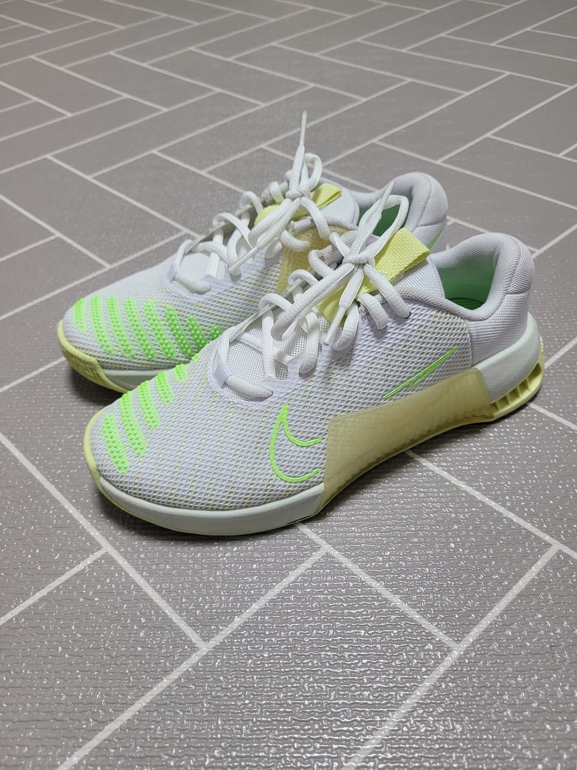 1회착) 나이키 메트콘 9 화이트 루미너스 그린 235 상품이미지1