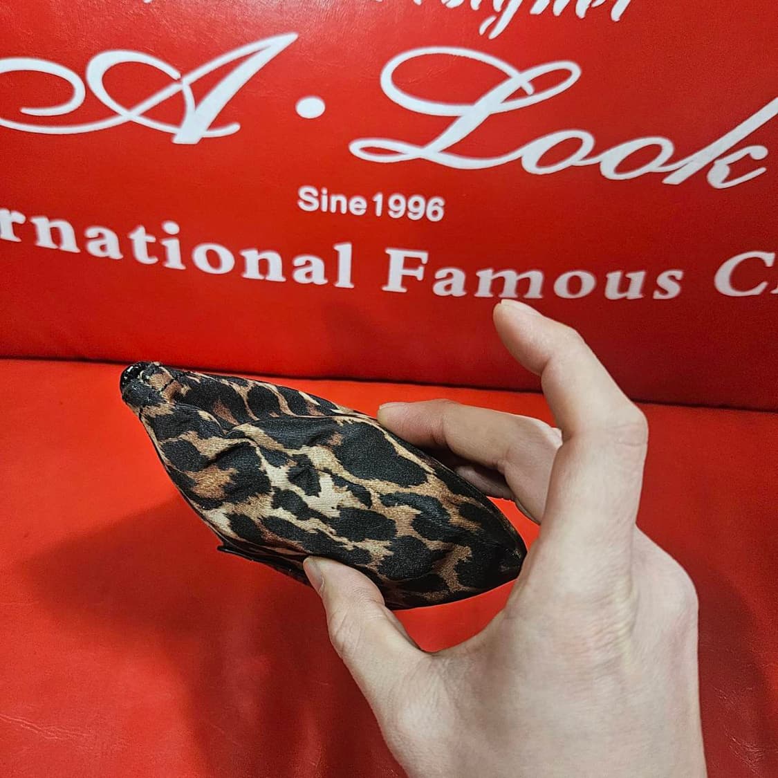 코치(COACH) 레오파드 핸들 파우치백 상품이미지4