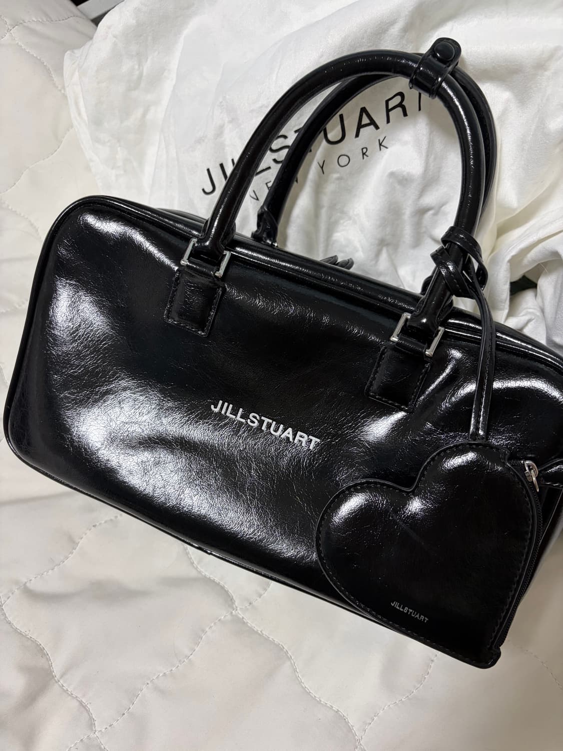 질스튜어트 하트참 토트백 - 블랙 (S) 상품이미지1