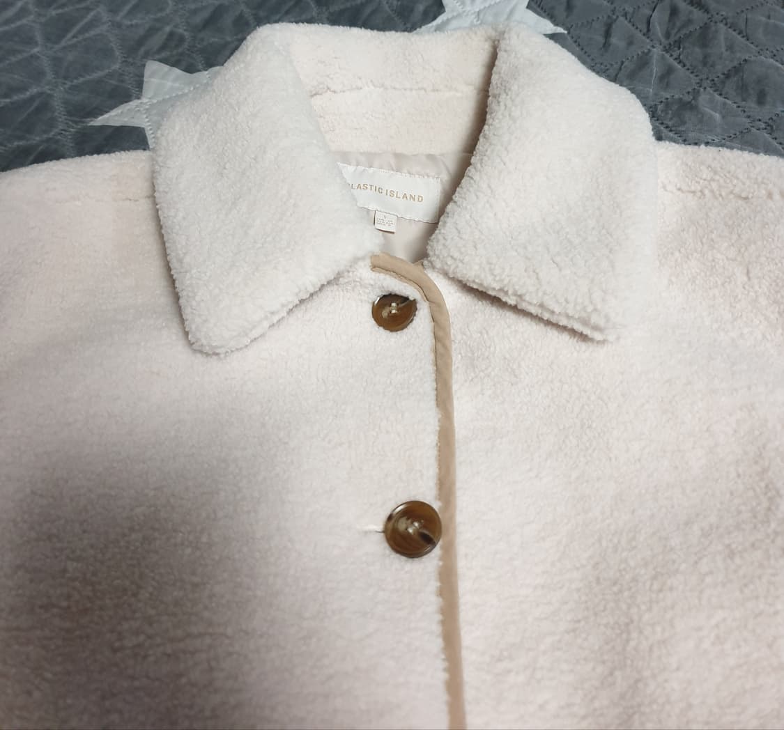 플라스틱아일랜드 퍼 카라 뽀글이 무스탕 숏 자켓 아이보리 (S) 상품이미지2