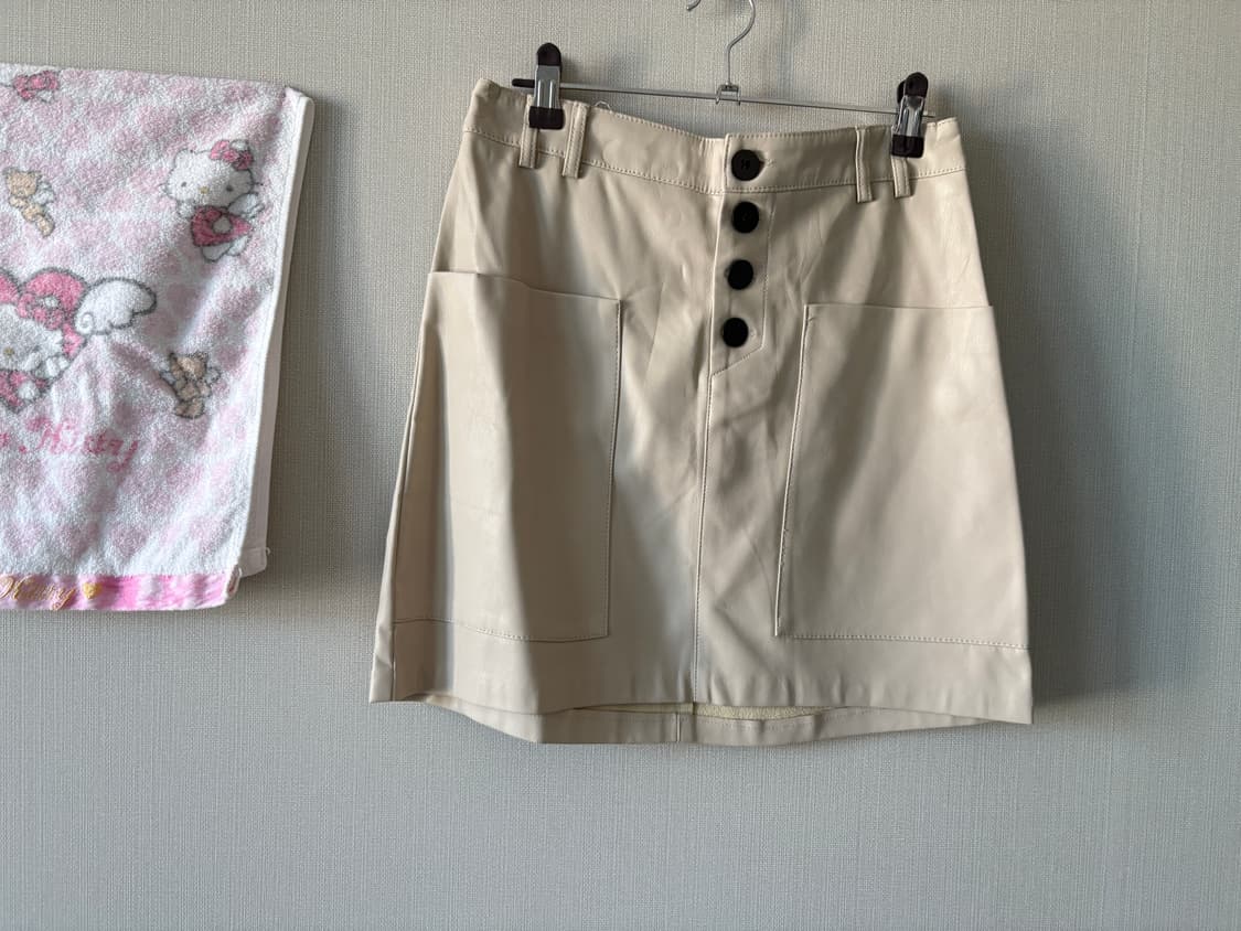화이트 베이지 단추 디테일 가죽 치마 상품이미지1
